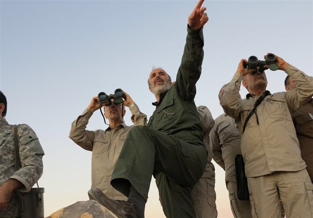 Esta foto de archivo del 20 de octubre de 2017, de los medios militares centrales sirios controlados por el gobierno, muestra al jefe del Estado Mayor del Ejército de Irán, mayor general Mohammad Bagheri, con binoculares, mientras visita a altos oficiales militares iraníes en la provincia norteña de Alepo. Siria (medios militares centrales sirios, a través de AP)