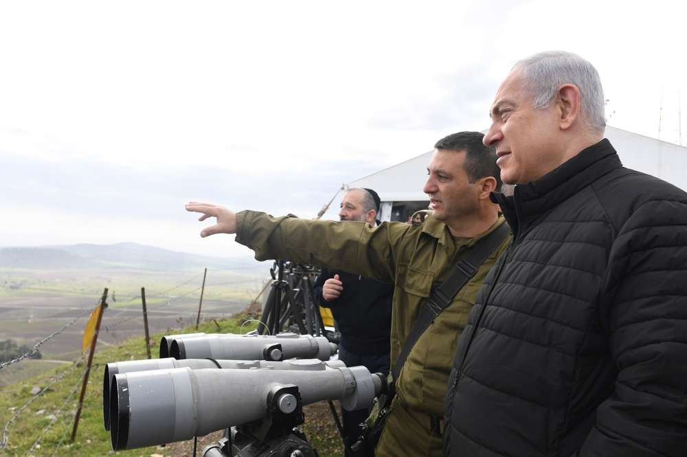 El primer ministro Benjamin Netanyahu dirige una visita del gabinete de seguridad a las instalaciones de las FDI en los Altos del Golán, el 6 de febrero de 2018. (Kobi Gideon / GPO)