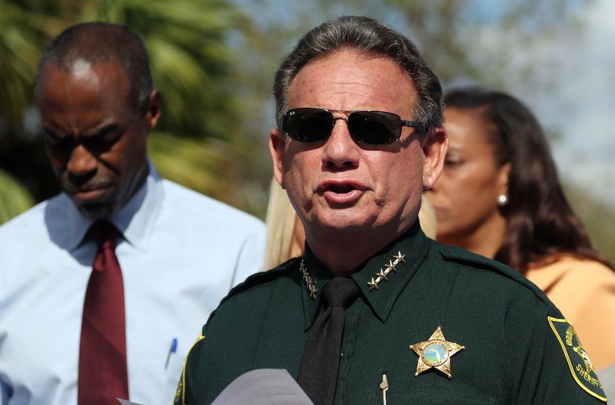 El Sheriff del condado de Broward, Scott Israel, habla durante una conferencia de prensa el jueves 15 de febrero de 2018, cerca de Marjory Stoneman Douglas High School en Parkland, donde 17 personas murieron por disparos el miércoles. (Amy Beth Bennett / Sun Sentinel / TNS a través de Getty Images vía JTA)