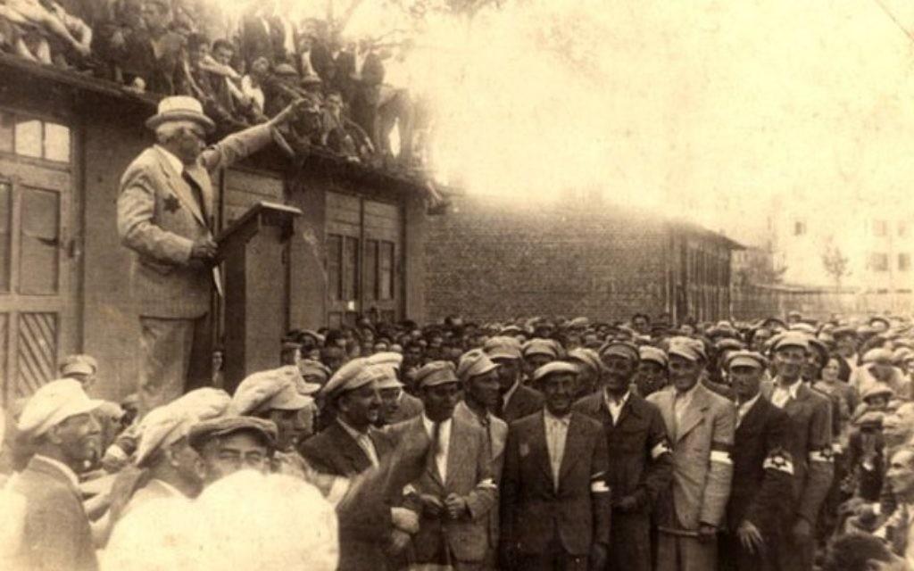 Cuando el presidente del Consejo Judío del gueto de Lodz nombrado por los nazis, Chaim Rumkowski pronunció uno de sus discursos para instar a los reclusos a trabajar duro para poder sobrevivir. (Dominio público)