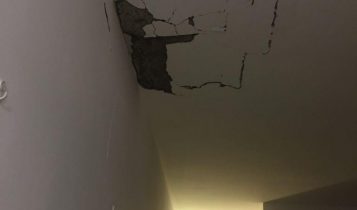El techo dañado de una casa fue alcanzada por un cohete disparado desde la Franja de Gaza, Consejo Regional de Sha'ar Hanegev, Israel, 17 de febrero de 2018.