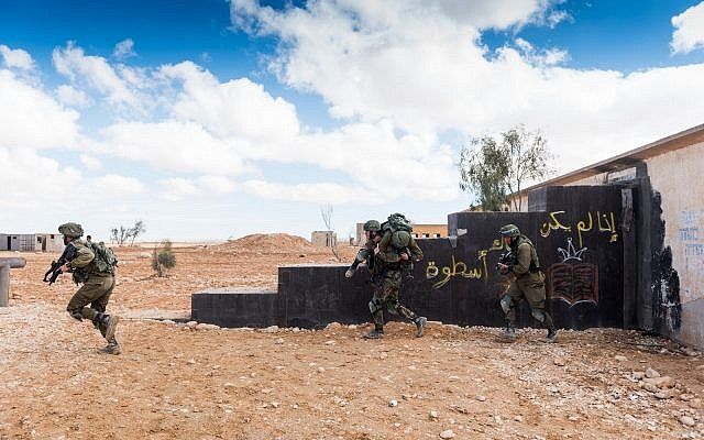 Los soldados de combate israelíes participan en un ejercicio. (Fuerzas de Defensa de Israel)