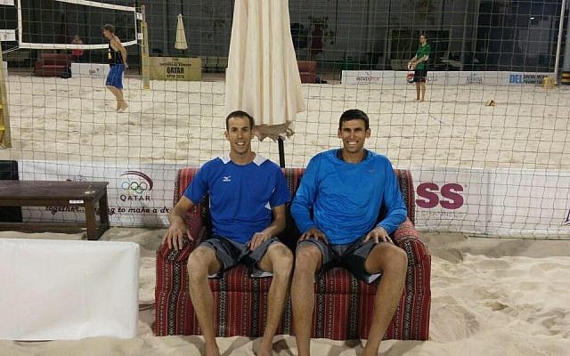 El dúo de voleibol playa israelí Sean Faiga y Ariel Hilman en el Abierto de Qatar en Doha, 4 de abril de 2016. (Cortesía: IVA en Facebook)