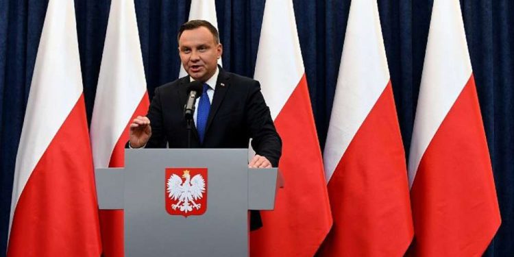 El presidente de Polonia, Andrzej Duda, da una conferencia de prensa el 6 de febrero de 2018 en Varsovia para anunciar que firmará una controvertida ley sobre el Holocausto que ha desatado tensiones con Israel, Estados Unidos y Ucrania. (AFP PHOTO / JANEK SKARZYNSKI)