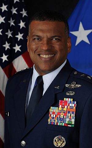 El teniente general Richard M. Clark, comandante de la Tercera Fuerza Aérea de los EE.UU. (Fuerza Aérea de los Estados Unidos)