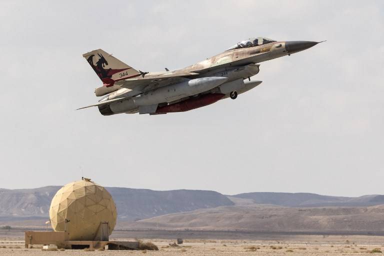 Un F-16C de la Fuerza Aérea israelí despega durante el ejercicio aéreo de la Bandera Azul en la base de la fuerza aérea de Ovda, al norte de la ciudad israelí de Eilat, el 8 de noviembre de 2017. (Jack Guez / AFP)