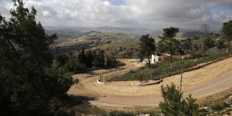 Una fotografía tomada desde la ciudad israelí de Yiftah el 30 de enero de 2018 muestra la cerca fronteriza entre Israel y el Líbano con el pueblo libanés del sur, Blida, en el fondo. (AFP / Jalaa Marey)