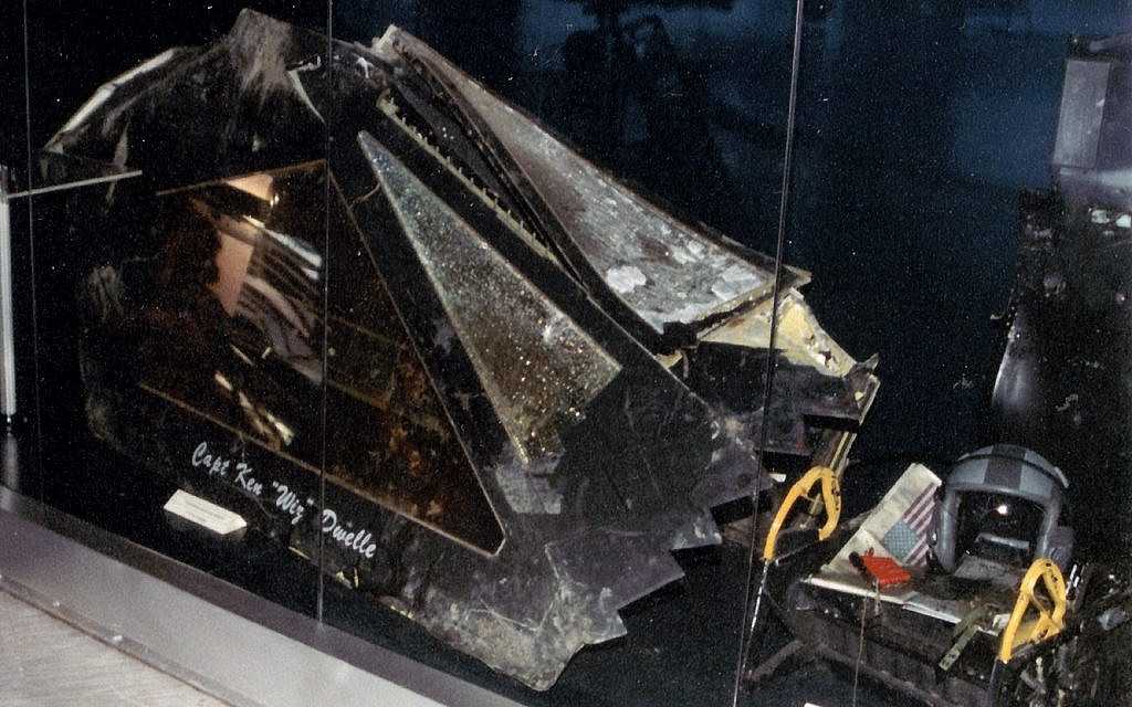 La cubierta del asiento eyectable, el casco del piloto y el equipo de supervivencia de un caza furtivo estadounidense F-117 Nighthawk que fue derribado por los militares serbios en la guerra de Kosovo el 27 de marzo de 1999. (Marko M / Wikimedia / CC BY-SA 3.0 )