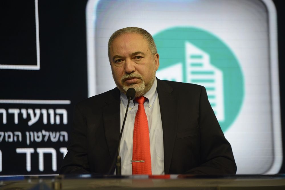 Citando la crisis de los misiles en Cuba, Liberman insinúa que Israel volverá a golpear a Irán en Siria