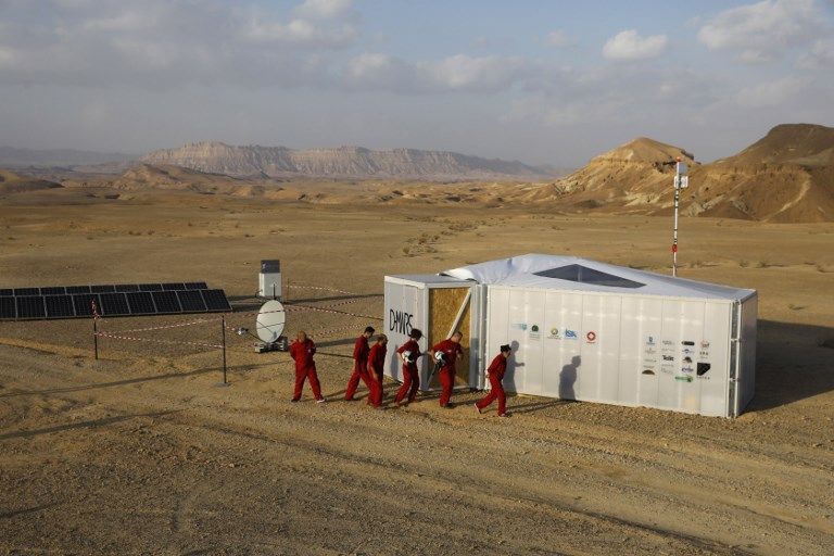 Los astronautas análogos israelíes comienzan su misión en el Proyecto D-MARS el 18 de febrero de 2018 (AFP / MENAHEM KAHANA)