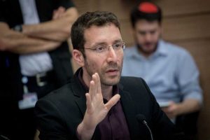 MK Itzik Shmuli de La Unión Sionista habla durante una reunión del Comité de Trabajo, Bienestar y Salud en la Knesset, el 7 de marzo de 2017. (Yonatan Sindel / Flash 90)