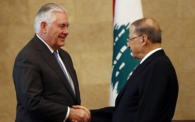 El presidente libanés Michel Aoun, derecha, estrecha la mano del secretario de Estado de los Estados Unidos, Rex Tillerson, en el palacio presidencial de Baabda, al este de Beirut, Líbano, el 15 de febrero de 2018. (AP Photo / Hussein Malla)