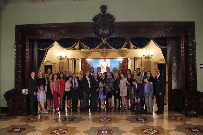 Miembros de una misión de la sinagoga a Guatemala en el Palacio Nacional de la Cultura en la ciudad de Guatemala, 25 de enero de 2018 (Ilan Kottler)