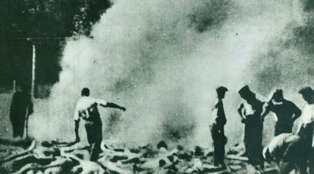 Miembros del Sonderkommando judío trabajando en Auschwitz, el campo de exterminio en la Polonia ocupada por los nazis, en 1944.