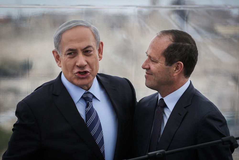 El Primer Ministro Benjamin Netanyahu (izquierda) y el Alcalde de Jerusalén Nir Barkat (derecha) celebran una conferencia de prensa en el Hotel Mamilla en Jerusalén, el 23 de febrero de 2015. (Hadas Parush / Flash 90)