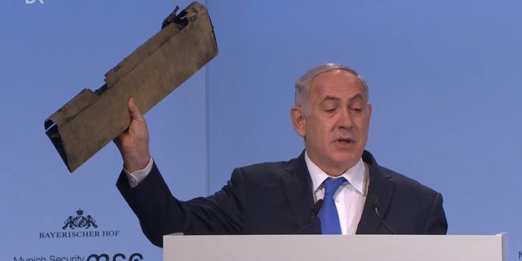 Blandiendo fragmento de dron derribado, Netanyahu amenaza con acción militar directa contra Irán