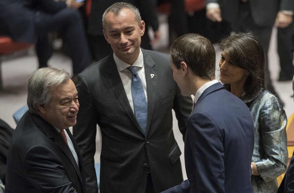 Nikki Haley, derecha, presenta a Jared Kushner, segundo desde la derecha al Secretario General de las Naciones Unidas, Antonio Guterres, antes del comienzo de una reunión del Consejo de Seguridad, el martes 20 de febrero de 2018 en la sede de las Naciones Unidas. (AP / Mary Altaffer)