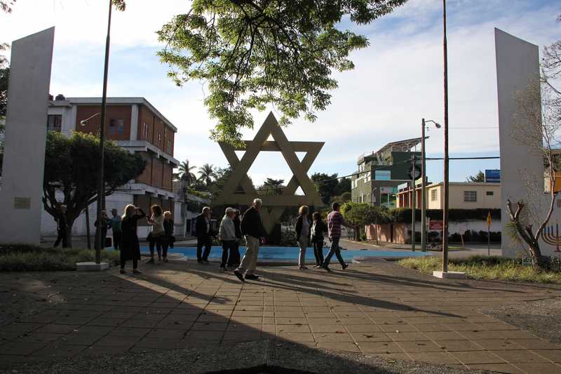 Participantes de la “misión de gratitud” a Guatemala caminando por una plaza de la ciudad dedicada a Jerusalén en la ciudad de Guatemala, enero de 2018 (Ilan Kottler)
