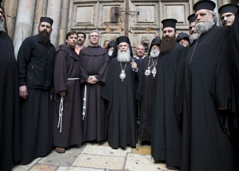 El Patriarca ortodoxo griego (centro, con barba blanca), flanqueado por otros líderes de la iglesia, anuncia que la Iglesia del Santo Sepulcro permanecerá cerrada hasta nuevo aviso. (Mab-CTS) El Patriarca ortodoxo griego (centro, con barba blanca), flanqueado por otros líderes de la iglesia, anuncia que la Iglesia del Santo Sepulcro permanecerá cerrada hasta nuevo aviso. (Mab-CTS)