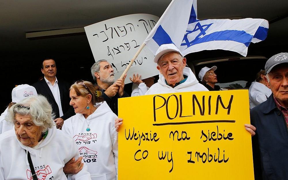 Sobrevivientes del Holocausto que protestan contra el nuevo proyecto de ley de Polonia sobre la retórica del Holocausto frente a la Embajada de Polonia en Tel Aviv, 8 de febrero de 2018. (Gil Cohen-Magen / AFP / Getty Images / vía JTA)