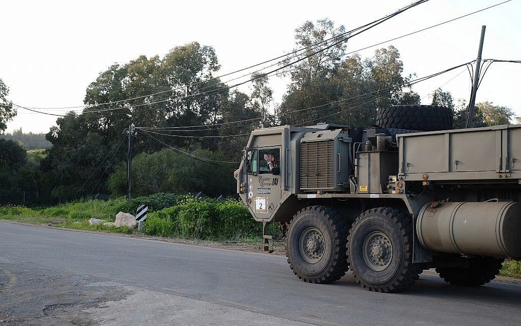 Soldado muestra que el transportador de tropas de las FDI se desplaza sin que él tenga las manos en el volante. (Fuerzas de Defensa de Israel)