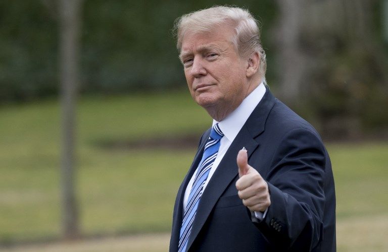 El presidente de EE.UU., Donald Trump, da su visto bueno mientras camina hacia Marine One antes de partir del South Lawn de la Casa Blanca en Washington, DC, el 16 de febrero de 2018, mientras viaja a Florida durante el fin de semana. (AFP / Saul Loeb)