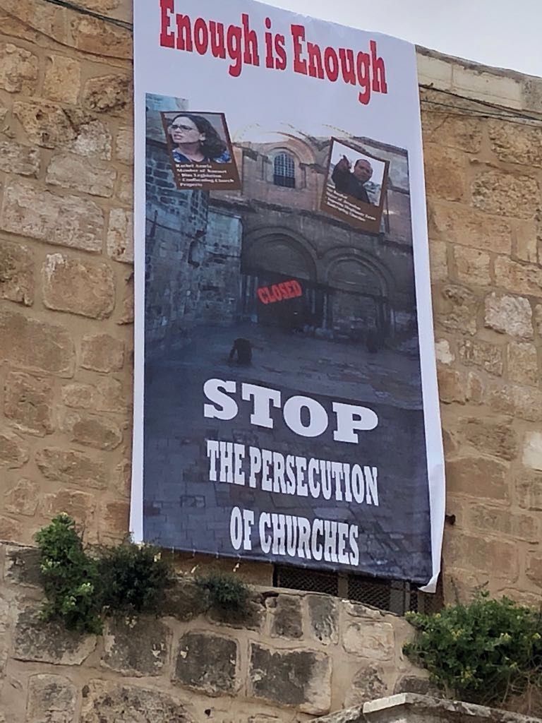 Un cartel de protesta en la Iglesia del Santo Sepulcro que representa los objetos de la protesta, la Sra. Rachel Azaria (arriba a la izquierda) y el Alcalde de Jerusalén Nir Barkat (arriba a la derecha). (Mab-CTS)