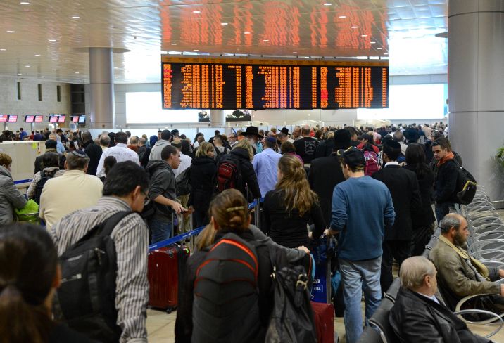 Ilustrativo: viajeros haciendo fila en la terminal de salidas del aeropuerto internacional Ben Gurion (Yossi Zeliger / Flash 90)