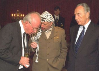 Yitzhak Rabin, a la izquierda, conversa con Yasser Arafat, centro, y Shimon Peres después de que los tres recibieron el Premio Nobel de la Paz en Oslo en 1994. (GPO)