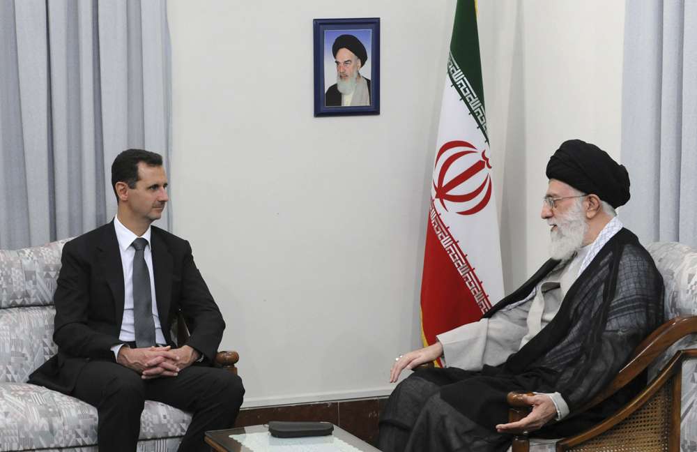 El líder supremo iraní ayatolá Ali Khamenei, a la derecha, habla con el presidente sirio Bashar Assad en Teherán, Irán, el 2 de octubre de 2010. (Sitio web oficial de la Oficina del Líder Supremo, a través de AP, archivo)