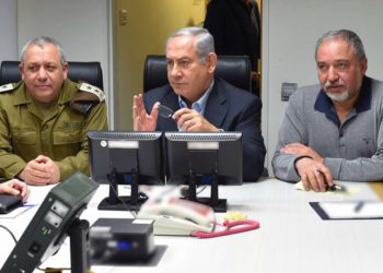 El primer ministro Benjamin Netanyahu, centro, recibe información sobre la escalada en la frontera norte junto con el jefe de personal de las FDI Gadi Eisenkot, izquierda, y el ministro de Defensa Avigdor Liberman, derecha, el 10 de febrero de 2018. (Ariel Hermoni / Ministerio de Defensa)