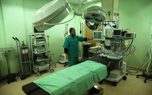 Un empleado del Ministerio de Salud de la Autoridad Palestina inspecciona el hospital de Beit Hanoun en el norte de la Franja de Gaza después de que detuvo sus servicios el 29 de enero de 2018 y se quedó sin combustible. (Mahmud Hams / AFP)