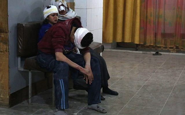 Sirios heridos esperan para recibir tratamiento en un hospital improvisado en Kafr Batna después de los bombardeos del gobierno sirio en la sitiada región de Ghouta oriental en las afueras de la capital, Damasco, el 21 de febrero de 2018. (AFP PHOTO / Ammar SULEIMAN)