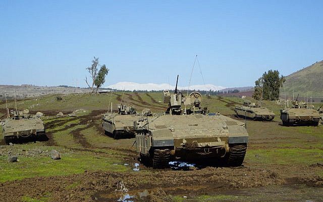 Los transportes de personal armados del ejército israelí participan en un ejercicio en el norte de Israel. (Fuerzas de Defensa de Israel)