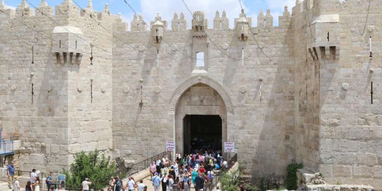 Árabes amenazan con violencia por nuevos puestos de guardia en la Puerta de Damasco