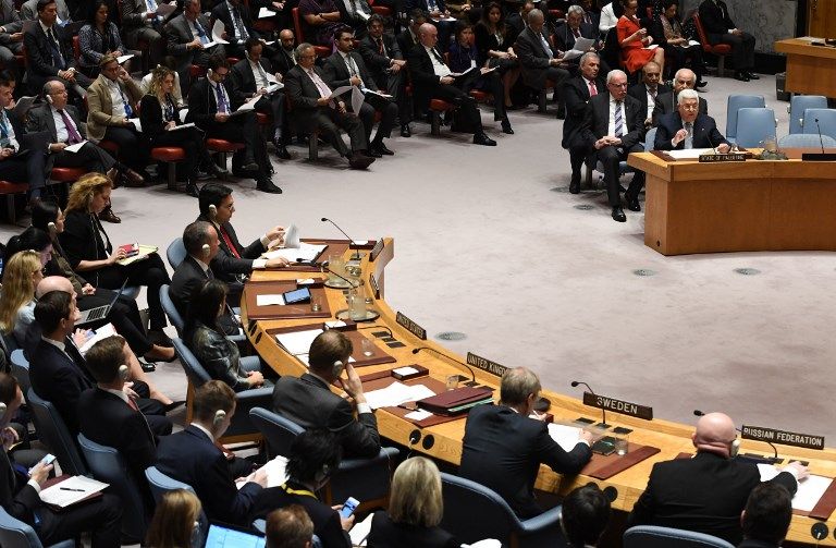 El presidente de la Autoridad Palestina, Mahmoud Abbas (R), habla en el Consejo de Seguridad de las Naciones Unidas, el 20 de febrero de 2018. (AFP Photo / Timothy A. Clary)