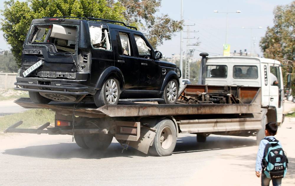 Un vehículo dañado en la explosión que estalló cerca del convoy del primer ministro de la Autoridad Palestina Rami Hamdallah se ve en la ciudad de Beit Hanoun, al norte de Gaza, el 13 de marzo de 2018. (AFP Photo / Mohammed Abed)