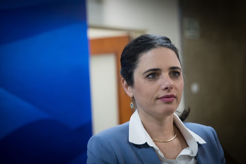 La ministra de Justicia Ayelet Shaked llega a la reunión semanal del gobierno en la Oficina del Primer Ministro en Jerusalén, el 17 de diciembre de 2017. (Yonatan Sindel / Flash 90)
