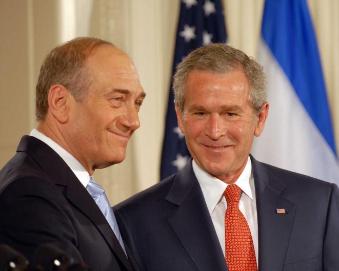 El presidente de los Estados Unidos, George W. Bush, da la bienvenida al entonces primer ministro Ehud Olmert en la Oficina Oval de la Casa Blanca, en mayo de 2006. (Avi Ohayon / GPO / Flash 90)