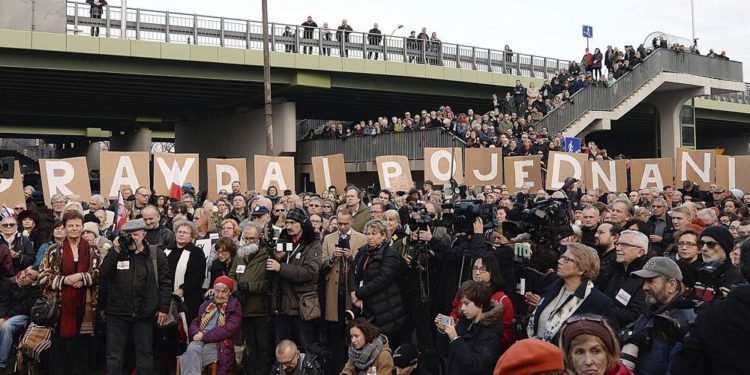 Cientos de polacos se reúnen para expresar solidaridad con los judíos