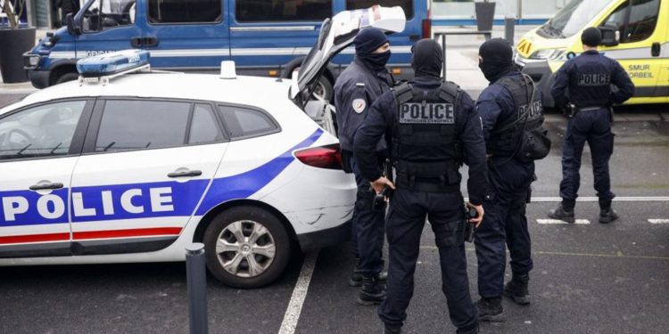 Policía de París arresta a hombre que atacó a estudiante israelí por hablar hebreo