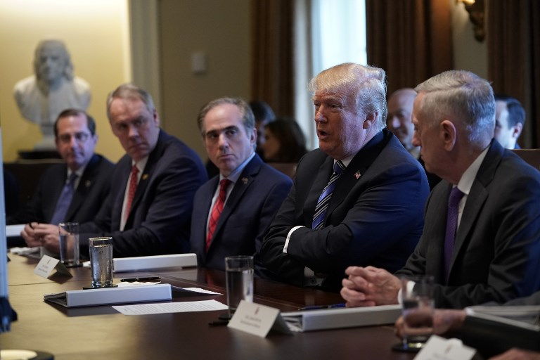 El presidente de EE.UU., Donald Trump, con el secretario de Defensa James Mattis (R), habla durante una reunión del gabinete en la sala del gabinete de la Casa Blanca el 8 de marzo de 2018 en Washington, DC. (Mandel Ngan / AFP)