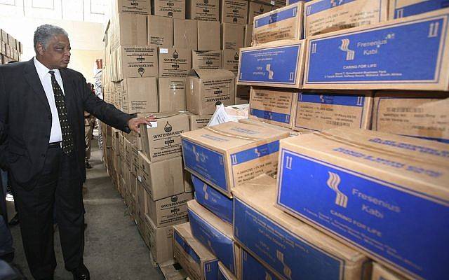 El embajador de los Estados Unidos en Zimbabwe, James McGee, inspecciona los bienes donados por la Agencia de los Estados Unidos para el Desarrollo Internacional, USAID, para combatir el cólera en Harare, Zimbabue, el jueves 29 de enero de 2009. (AP / Tsvangirayi Mukwazhi)