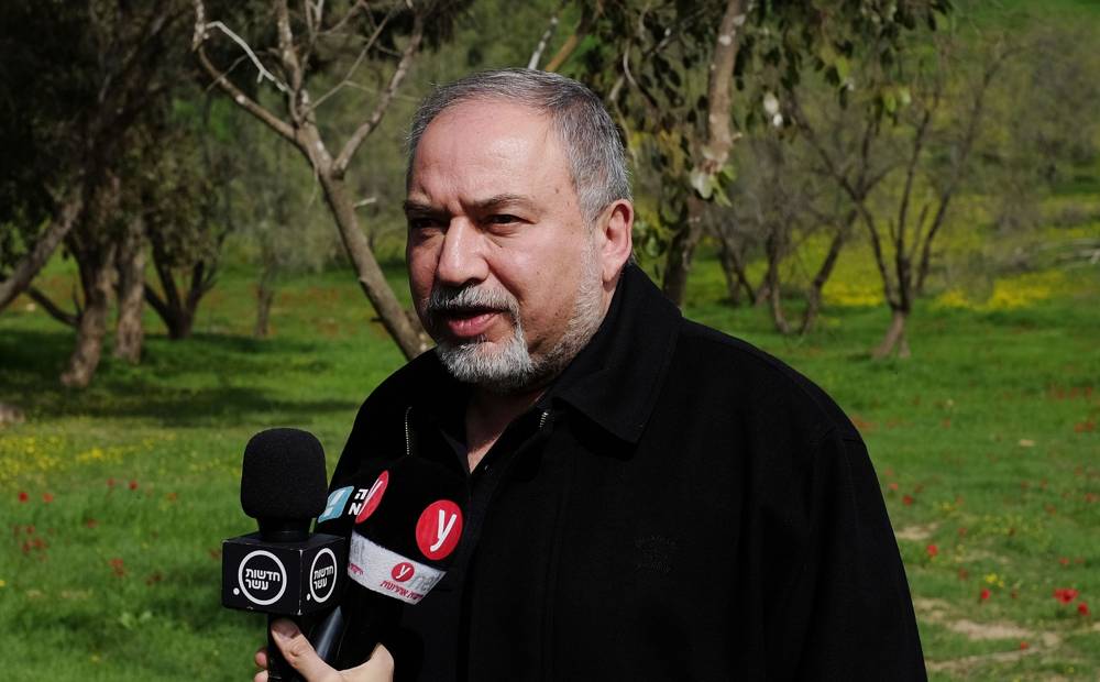 El ministro de Defensa, Avigdor Liberman, habla con la prensa en un campo a las afueras de la Franja de Gaza el 20 de febrero de 2018. (Judah Ari Gross / Times of Israel)