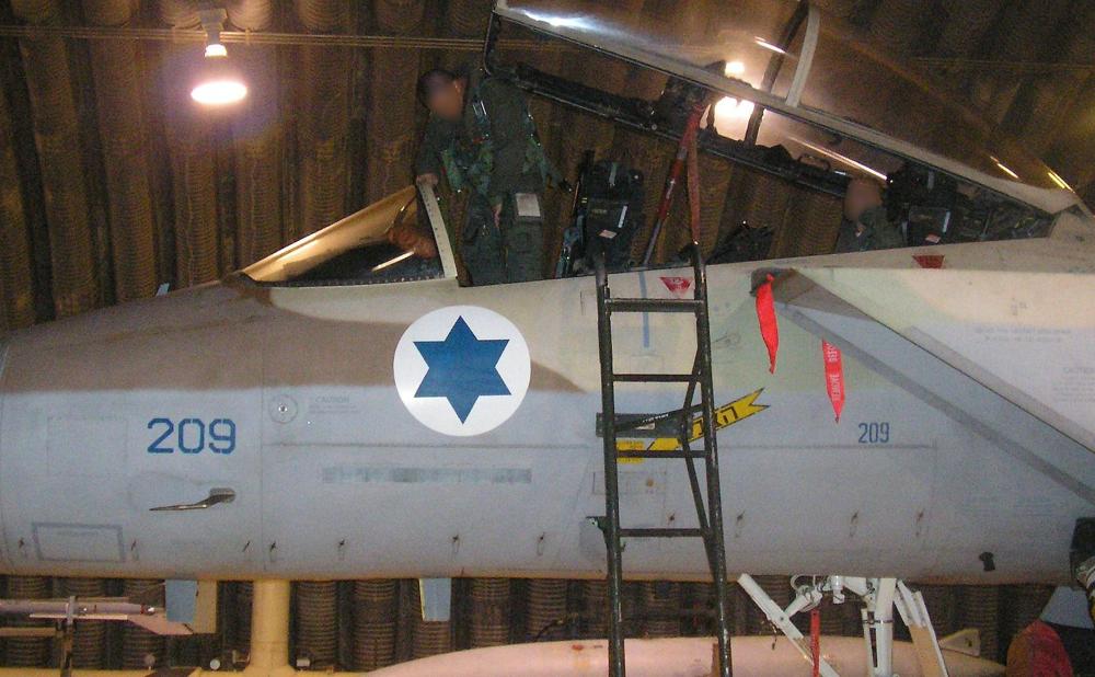 El piloto de un caza F-15I, del Escuadrón 69 de la Fuerza Aérea Israelí, ingresa a su avión antes de una operación para bombardear un reactor nuclear sirio en Deir Ezzor el 5 de septiembre de 2007. (Fuerzas de Defensa de Israel)