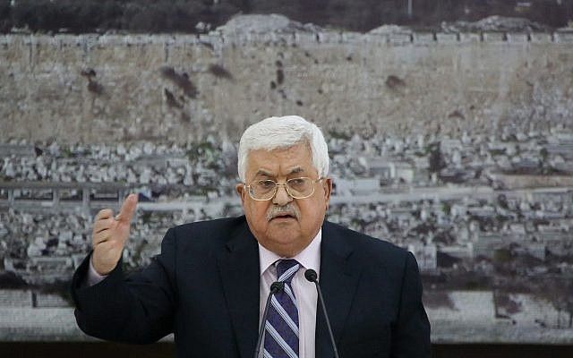 El presidente de la Autoridad Palestina, Mahmoud Abbas, se sienta frente a una imagen de la mezquita de la Cúpula de la Roca en la Ciudad Vieja de Jerusalén durante una reunión del liderazgo palestino en la ciudad de Ramallah el 19 de marzo de 2018. (FLASH 90)