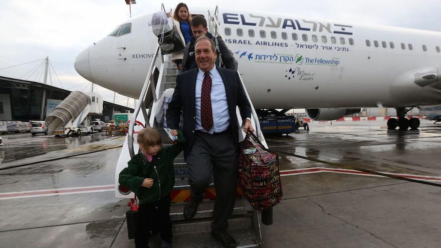 El rabino Yechiel Eckstein sale del primer vuelo de aliá organizado por la Confraternidad Internacional de Cristianos y Judíos, diciembre de 2014. (Cortesía de la Confraternidad Internacional de Cristianos y Judíos)