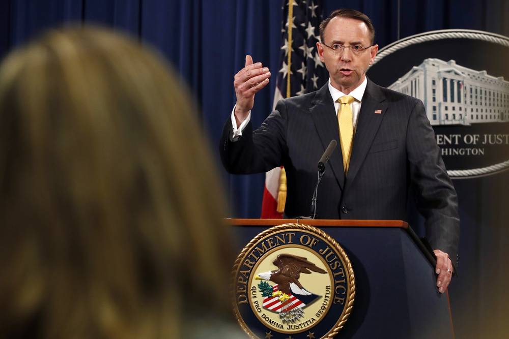 El vicefiscal general Rod Rosenstein responde una pregunta después de anunciar que la oficina del asesor especial Robert Mueller anunció que un gran jurado acusó a 13 ciudadanos rusos y varias entidades rusas el 16 de febrero de 2018 en Washington. (AP Photo / Jacquelyn Martin)