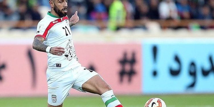 Estrella de fútbol israelí publica una foto con el capitán del equipo iraní