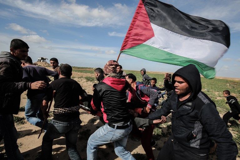 Evacuación de un atacante palestino herido durante la violencia contra las tropas israelíes, cerca de Khan Yunis, cerca de la frontera entre Israel y el sur de la Franja de Gaza, el 9 de marzo de 2018. (AFP PHOTO / SAID KHATIB)